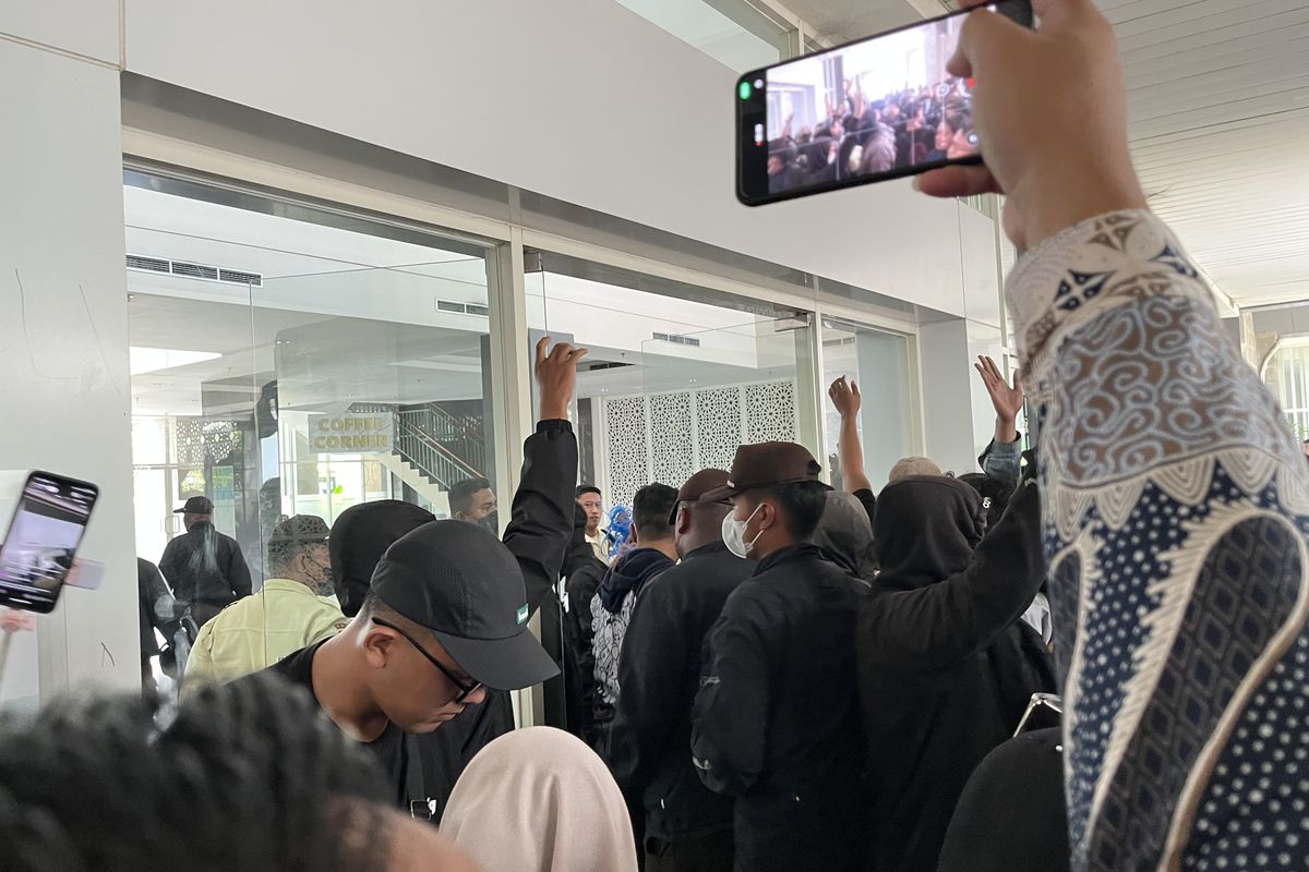 Tak Populer di Kampus Sendiri: Pendudukan Gedung Rektorat UINSA Surabaya Berakhir Tanpa Pertemuan dengan Rektor