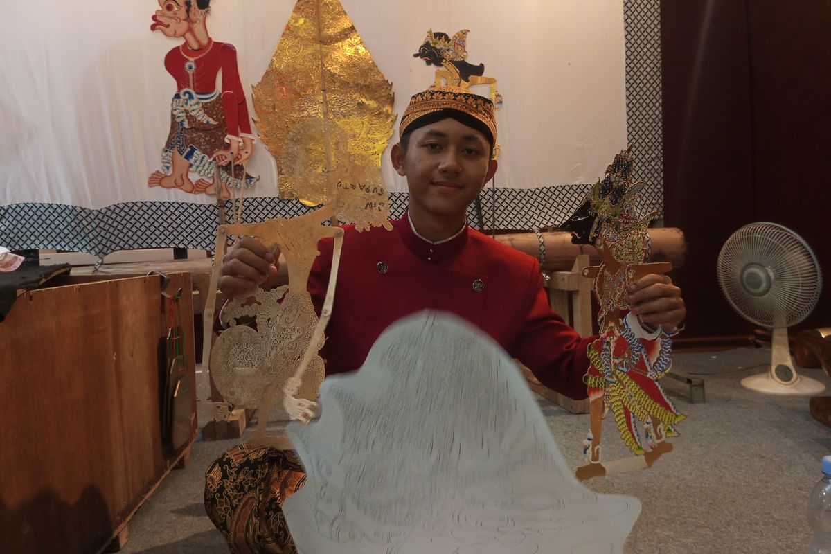 Kreativitas di Tengah Keterbatasan: Kisah Faisal Sahuri Merawat Seni Wayang dengan Kertas Dupleks