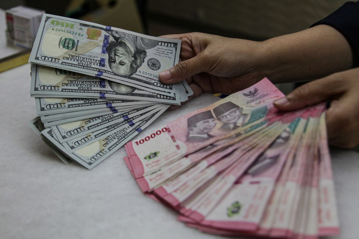 Angin Segar Berlalu Cepat: Dolar AS Kembali Tekan Rupiah hingga Rp 17.901