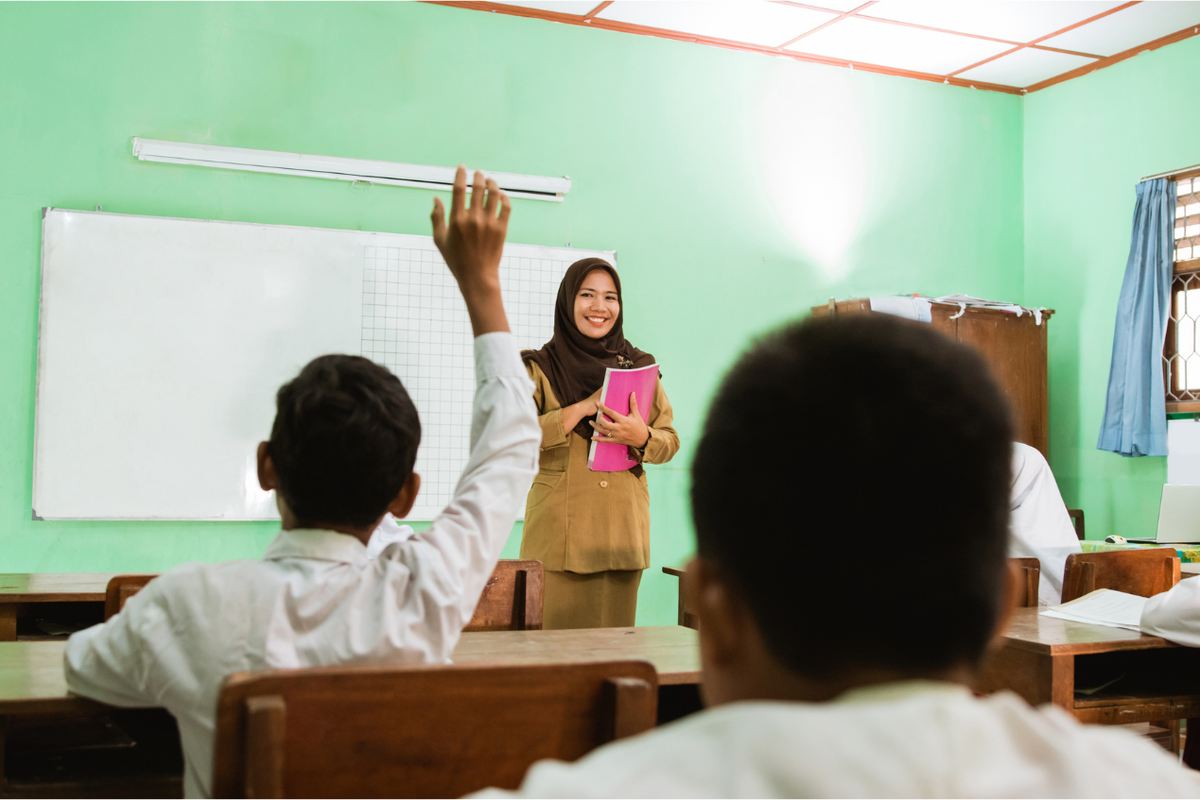Dilema Kelas di Ibu Kota: Saat Guru Jakarta Harus Memikul Beban Berlebih di Tengah Minimnya Kuota Pengajar