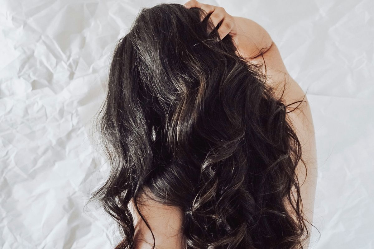 Rahasia di Balik Hairspray: Dari Pengunci Gaya Rambut Hingga Bahaya Tersembunyi Bagi Mahkota Anda