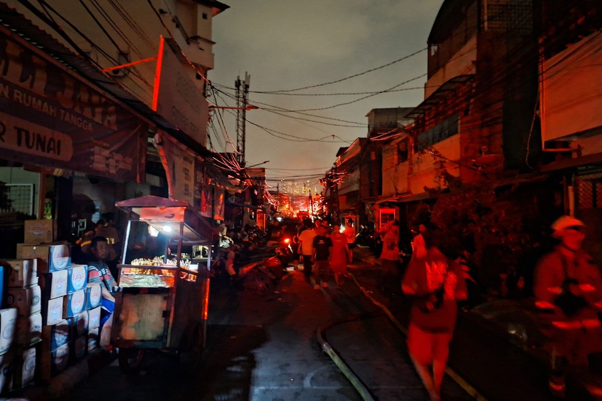 Napas Lega di Tengah Asap Kramat Pulo: Saat 50 Hunian Rata dengan Tanah, Keselamatan Jiwa Jadi Penawar Duka