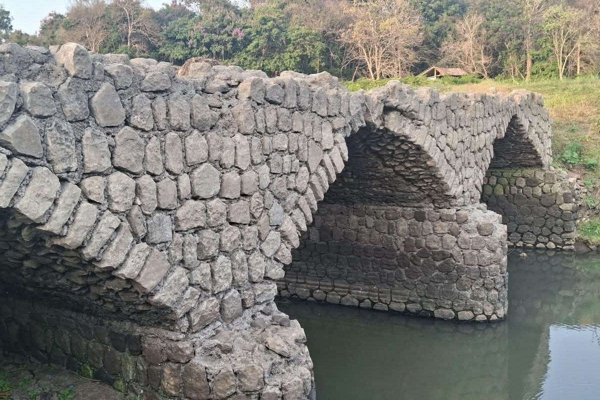 Menyibak Tabir Silam: Jembatan Lengkung Berbatu Romawi Kembali Menyapa dari Dasar Waduk Gajah Mungkur