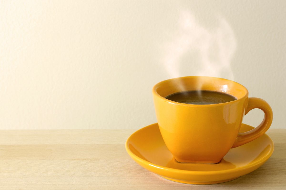 Mengapa Kebiasaan Menyeruput Kopi Panas Bisa Berbahaya? Penelitian Oxford Buka Tabir Risiko Kanker Kerongkongan
