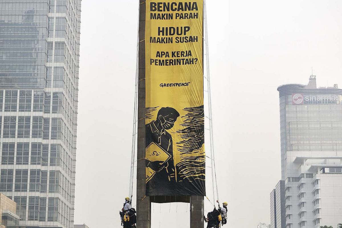 Suara Nyaring dari Atas Monumen: 11 Aktivis Greenpeace Dibebaskan Usai Aksi Protes Bundaran HI