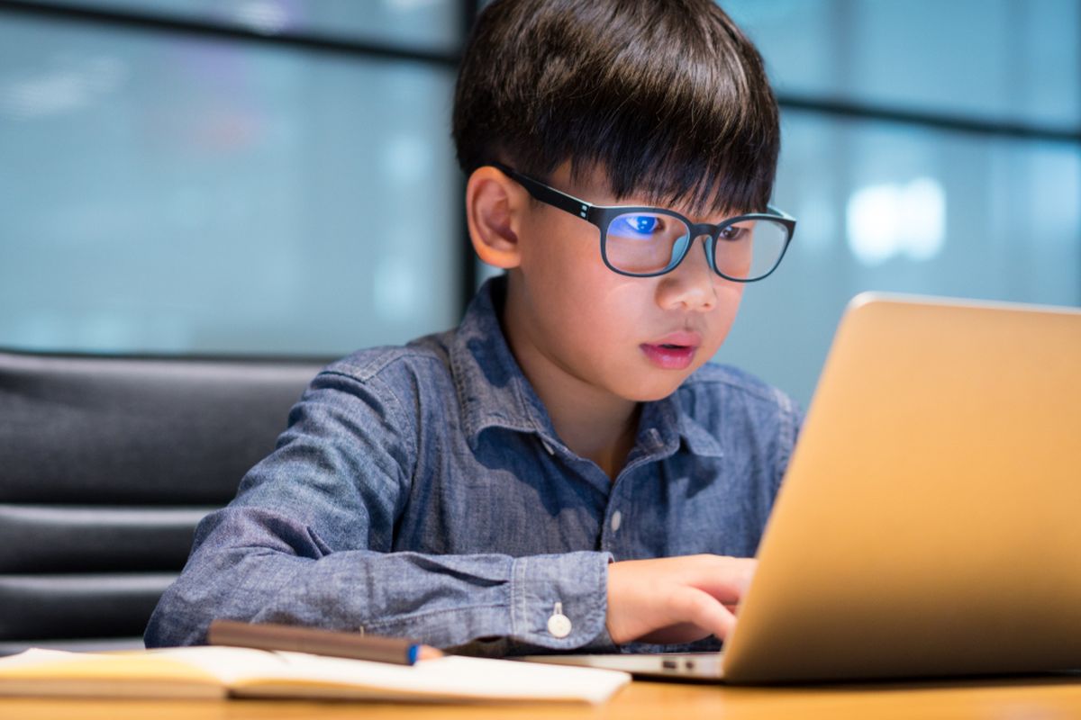 Ilustrasi anak memakai kacamata (shutterstock)