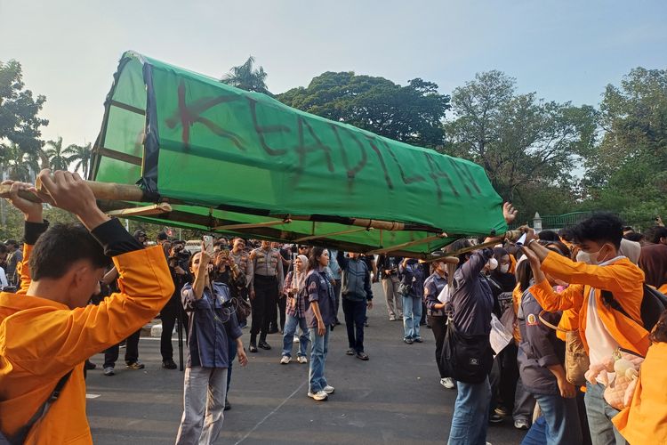 Massa aksi dari Universitas Jayabaya tiba di Jalan Medan Merdeka Selatan, tepatnya di depan Gedung BSI Tower, Gambir, Jakarta Pusat, pada Selasa (20/10/2026). (KOMPAS.com/Omarali Dharmakrisna Soedirman)
