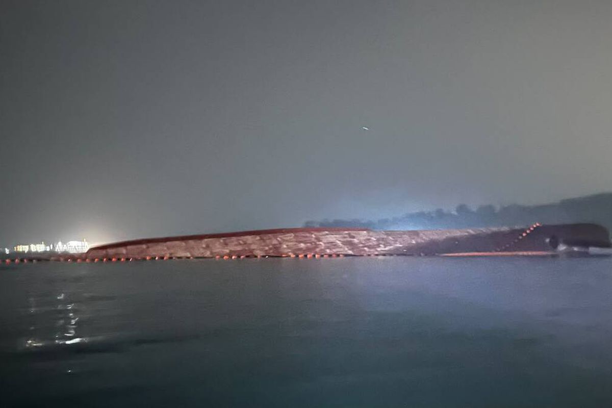 Kondisi KMP Batumandi tenggelam setelah terbakar di perairan Merak, Banten pada Rabu (21/10/2026) malam. (Istimewa)