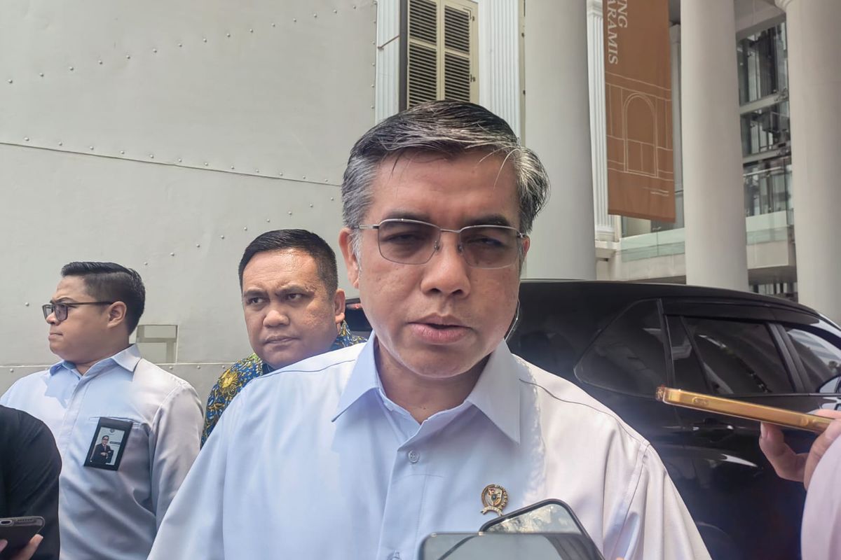 Menteri Ketenagakerjaan (Menaker) Yassierli saat ditemui di kantor Kementerian Koordinator Bidang Perekonomian, Jakarta Pusat, Rabu (21/10/2026). (KOMPAS.com/DEBRINATA RIZKY)