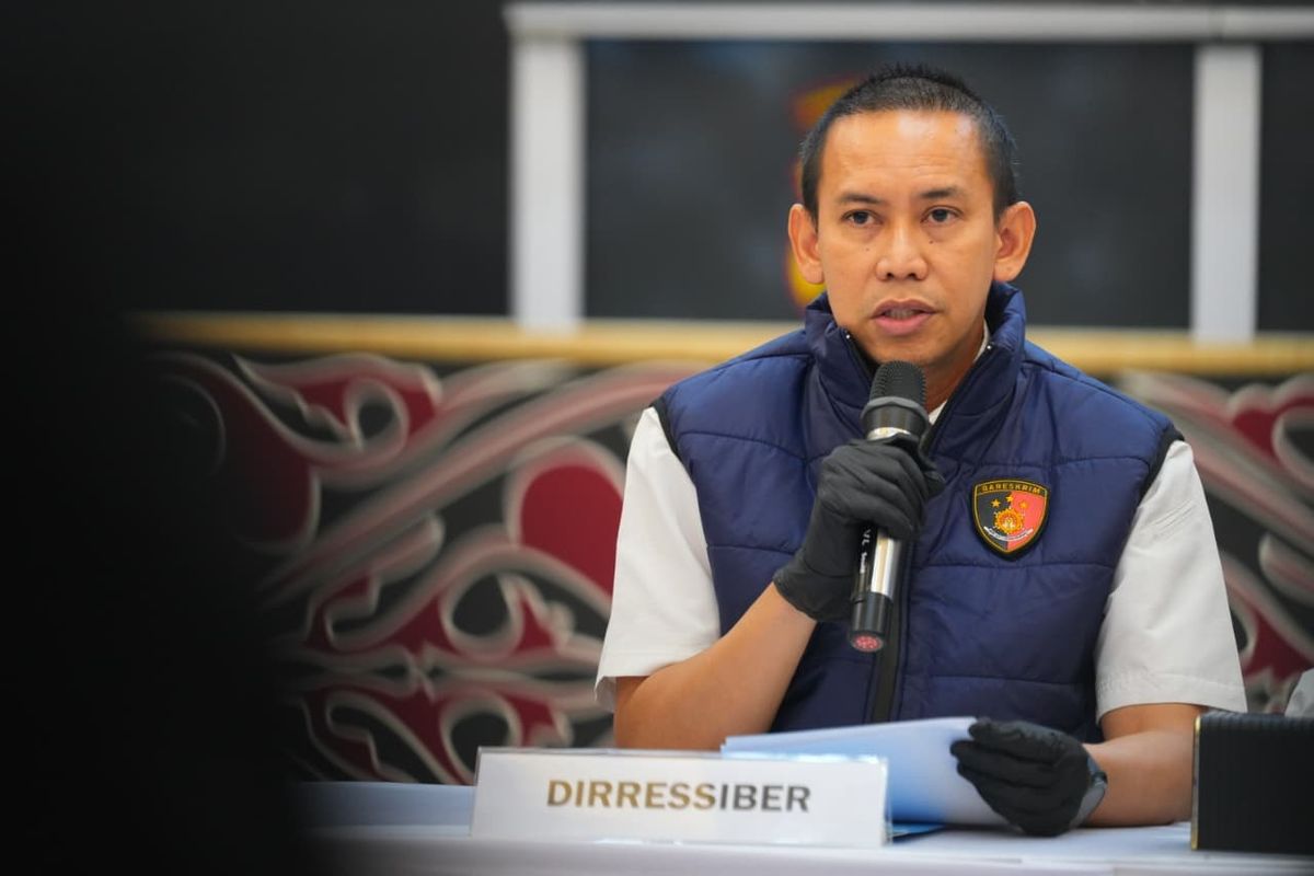 Direktur Reserse Siber Polda Sumut, Kombes Pol Bayu Wicaksono saat menyampaikan pengungkapan sindikat penipuan online berkedok lelang mobil, Kamis (16/7/2026) (Dok Polda Sumut )