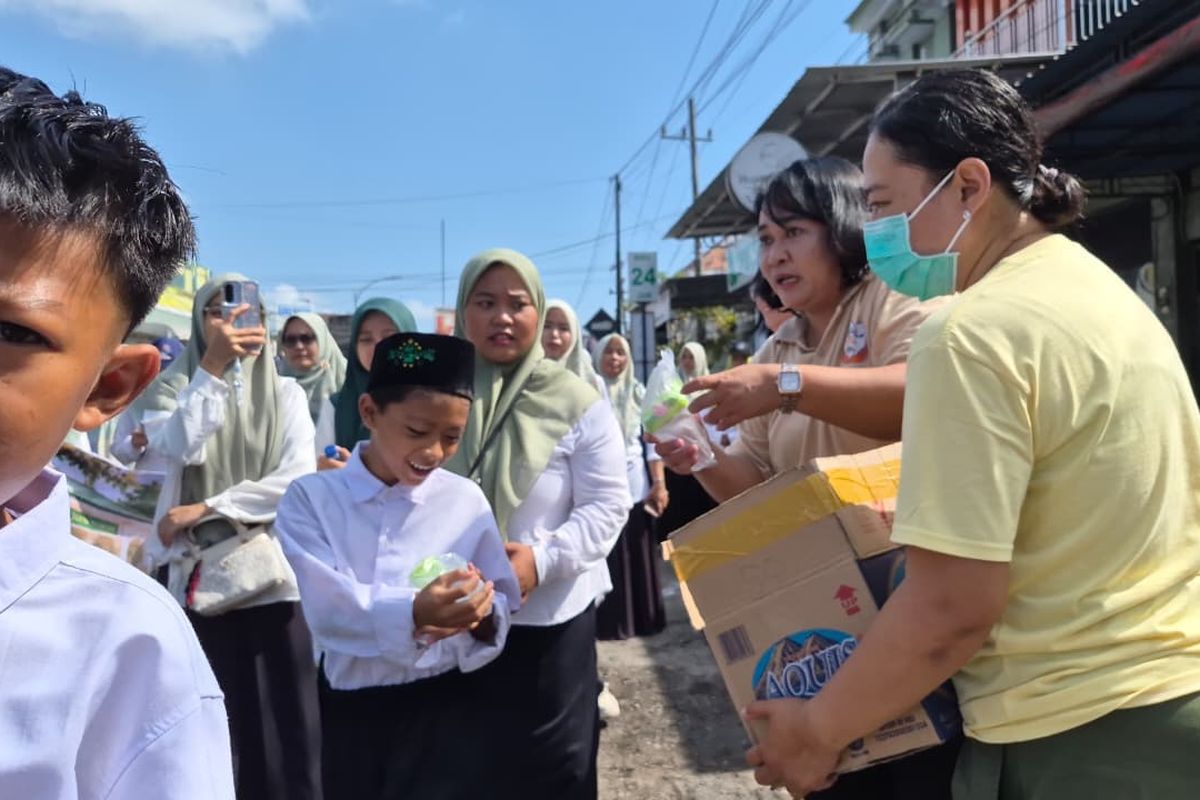 Manisnya Toleransi di Muncar: Jemaat Gereja Katolik Menyapa Kirab Hari Santri dengan 1.640 Paket Kudapan