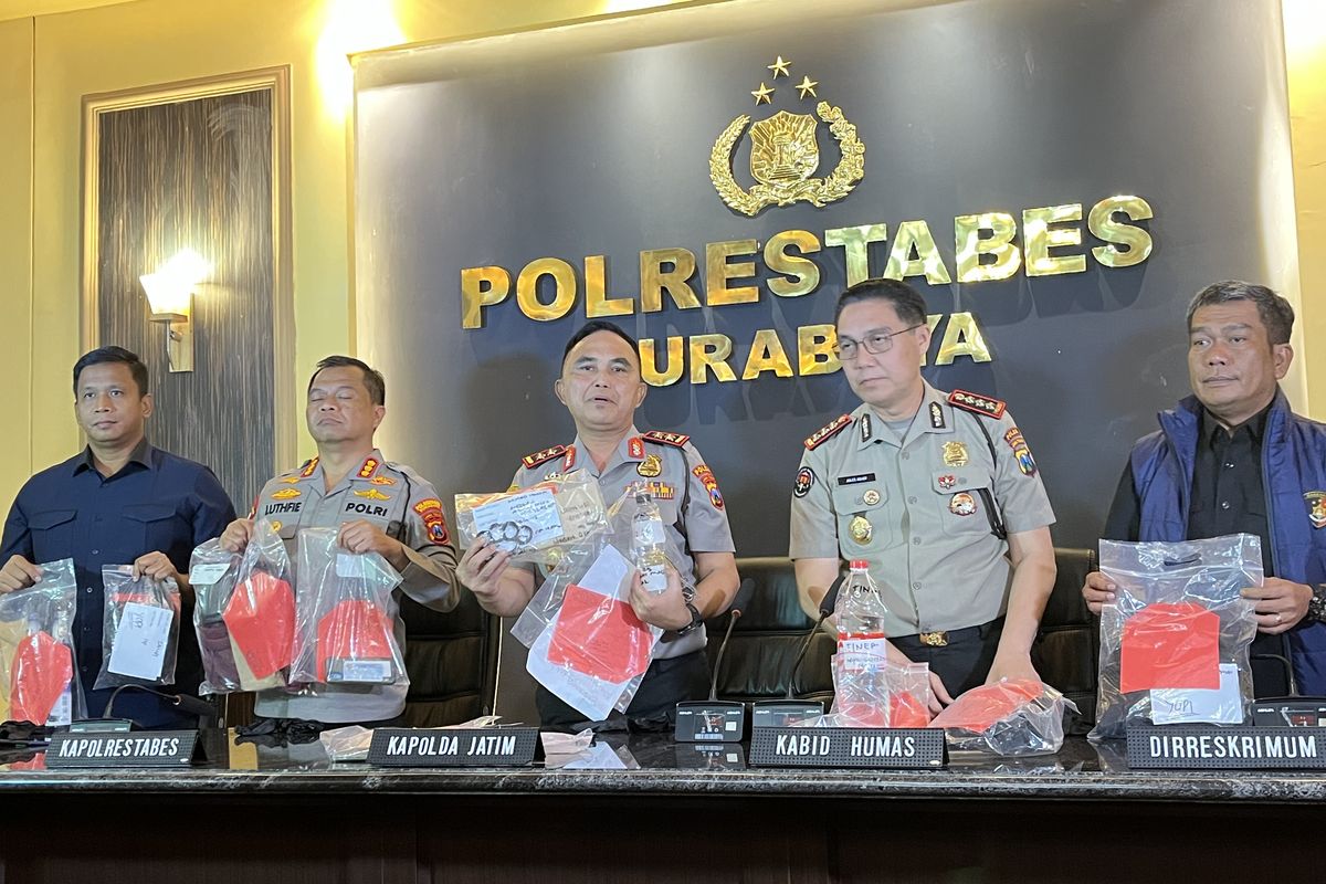 Polda Jatim dan Polrestabes Surabaya dalam konferensi pers pengamanan pelaku demonstran Grahadi, Kamis (22/10/2026). (KOMPAS.com/AZWA SAFRINA)