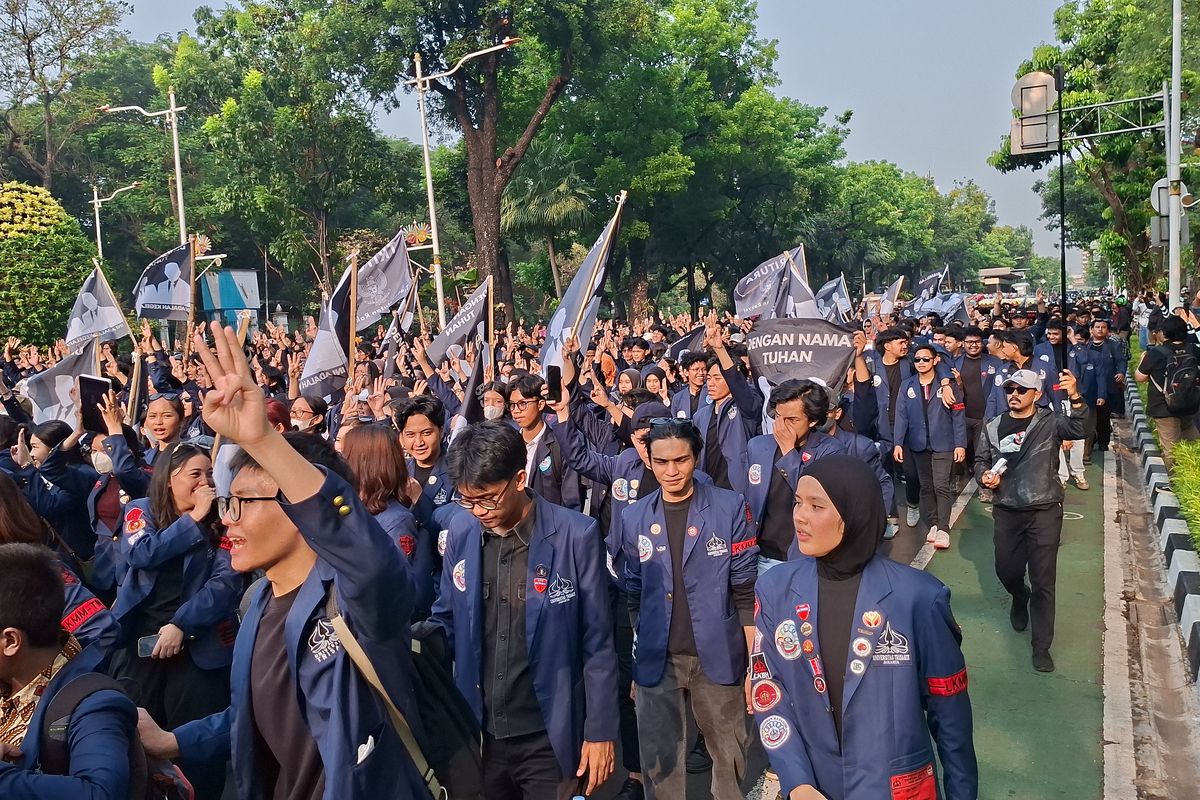 Mahasiswa Universitas Trisakti menggelar unjuk rasa di Jalan Medan Merdeka Selatan, Jakarta Pusat, pada Kamis (29/10/2026) sore. (KOMPAS.com/Ridho Danu Prasetyo)