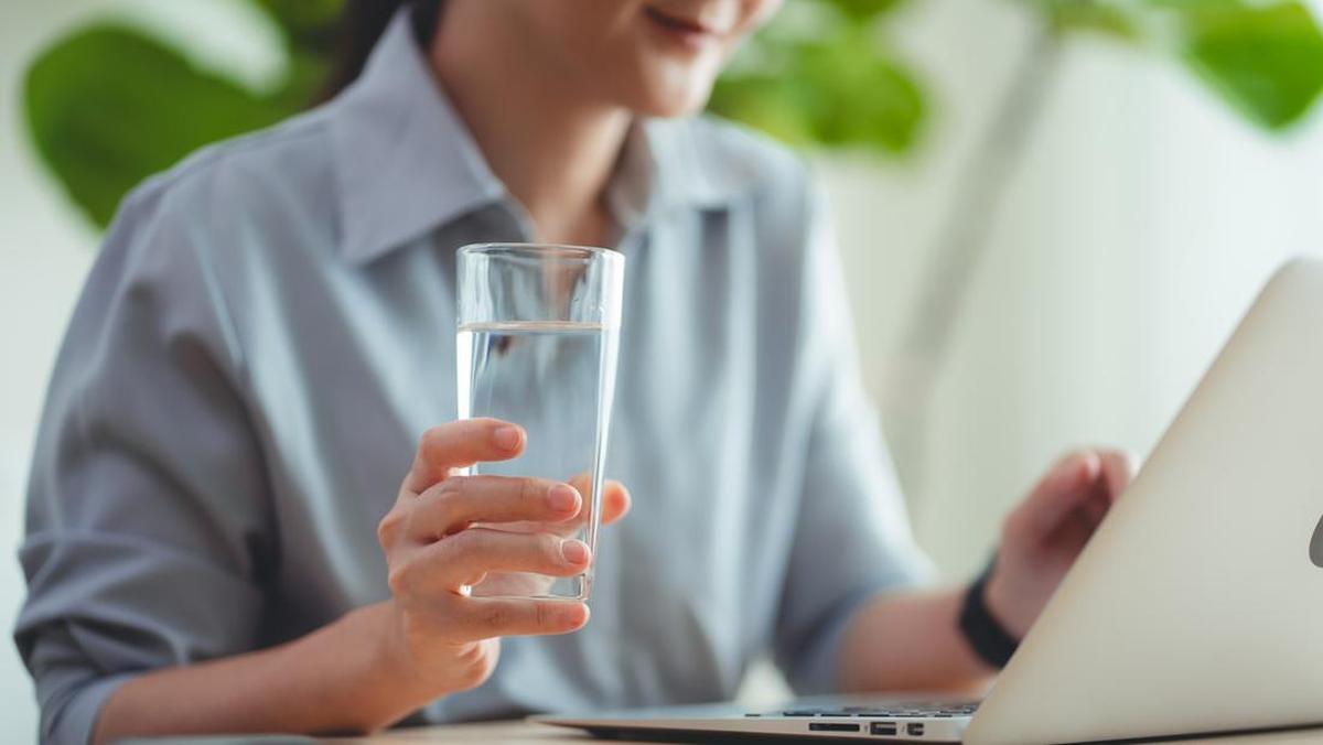 Air putih termasuk minuman yang disebut bisa membantu seseorang panjang umur. (Foto: Getty Images/Jajah-sireenut)
