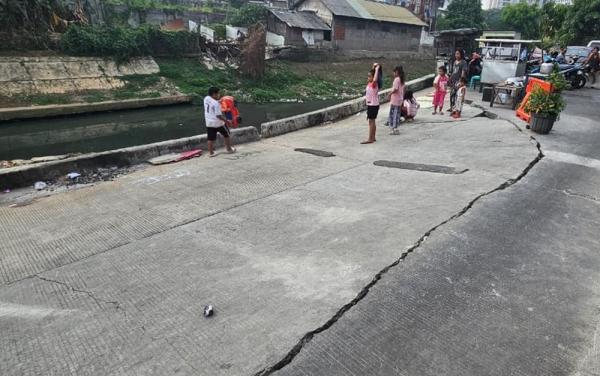 ---
Kondisi Jalan Ambles di Pulogadung Semakin Mengkhawatirkan

---