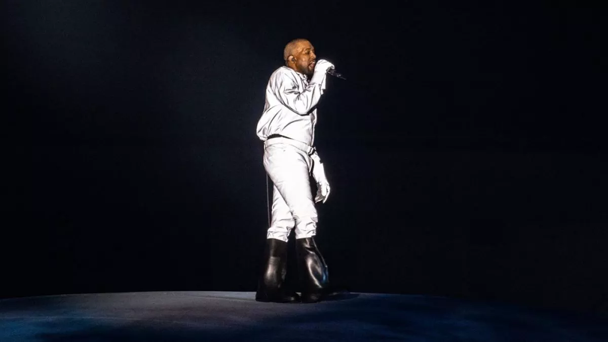 Kanye West alias Ye menghadirkan pertunjukan visual megah dalam konser perdananya di Indonesia yang digelar di Stadion Utama Gelora Bung Karno (SUGBK), Senayan, Jakarta Pusat, Sabtu (24/10/2026). [Credit: Raw Vision Collective]