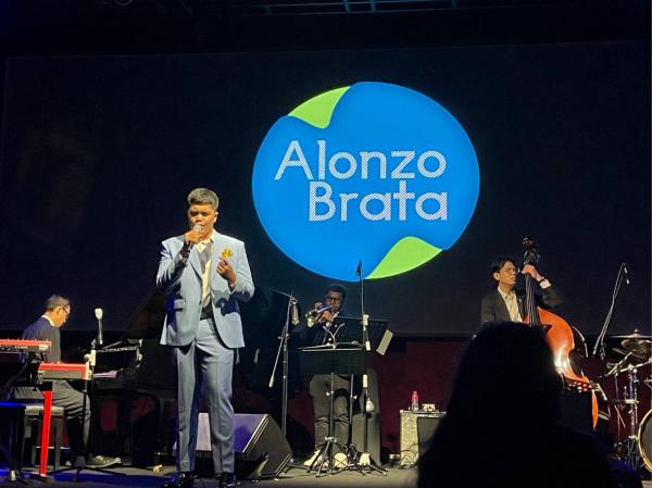 Alonzo Brata Memikat di Konser Indra Lesmana, Suara Bariton dan Repertoar Dapat Pujian