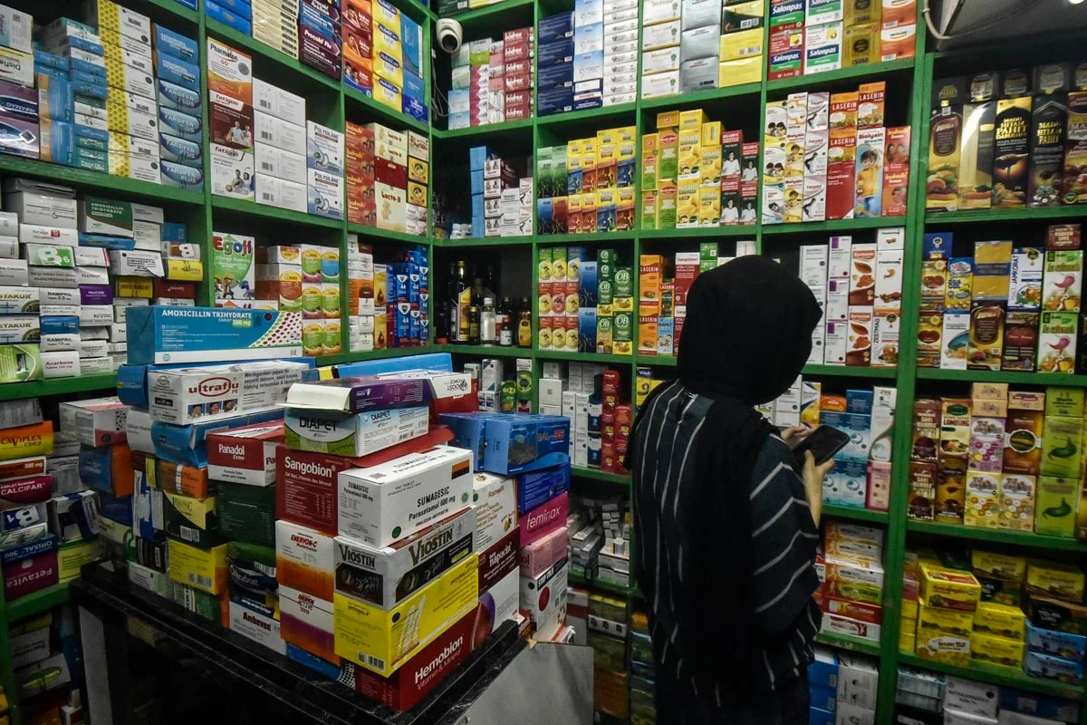 Toko obat-obatan di pasar obat dan alat kesehatan Pramuka, Jakarta, 14 Juni 2026. Tempo/Imam Sukamto