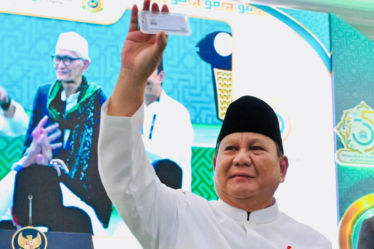 Presiden Prabowo Subianto memperlihatkan kartu tanda anggota NU dalam penutupan Muktamar ke-35 NU di Kabupaten Jombang, Jawa Timur, 31 Agustus 2026. Foto: BPMI Setpres/Laily Rachev