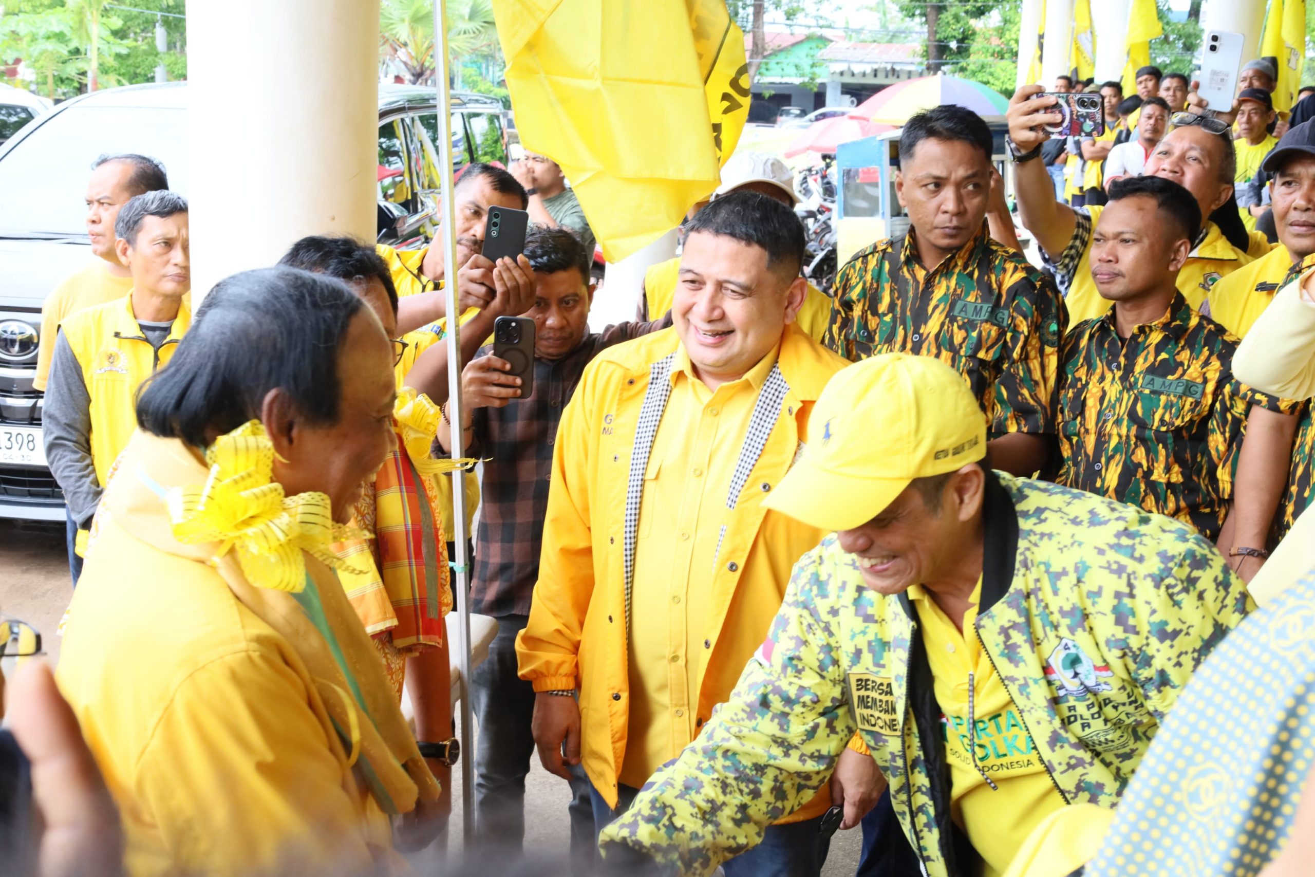 Appi dan IAS Siap Kembali Formulir Pendaftaran Menuju Musda Golkar Sulsel