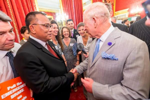 Menteri Lingkungan Hidup Bahas Pengurangan Emisi Gas Metana dengan Raja Charles III