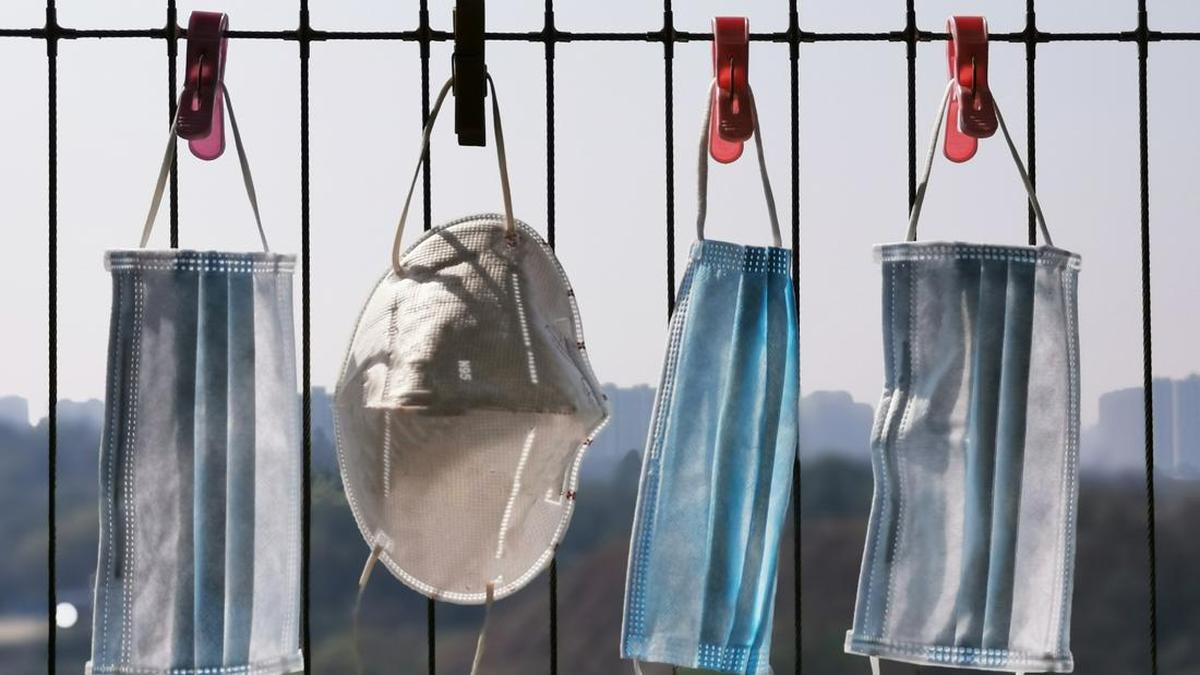 Kemenkes Tegaskan Jenis Masker yang Efektif Melawan Abu Vulkanik