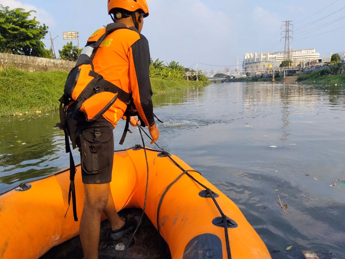 Pemuda Melompat ke Kali Banjir Kanal Barat, Pencarian Masih Berlanjut
