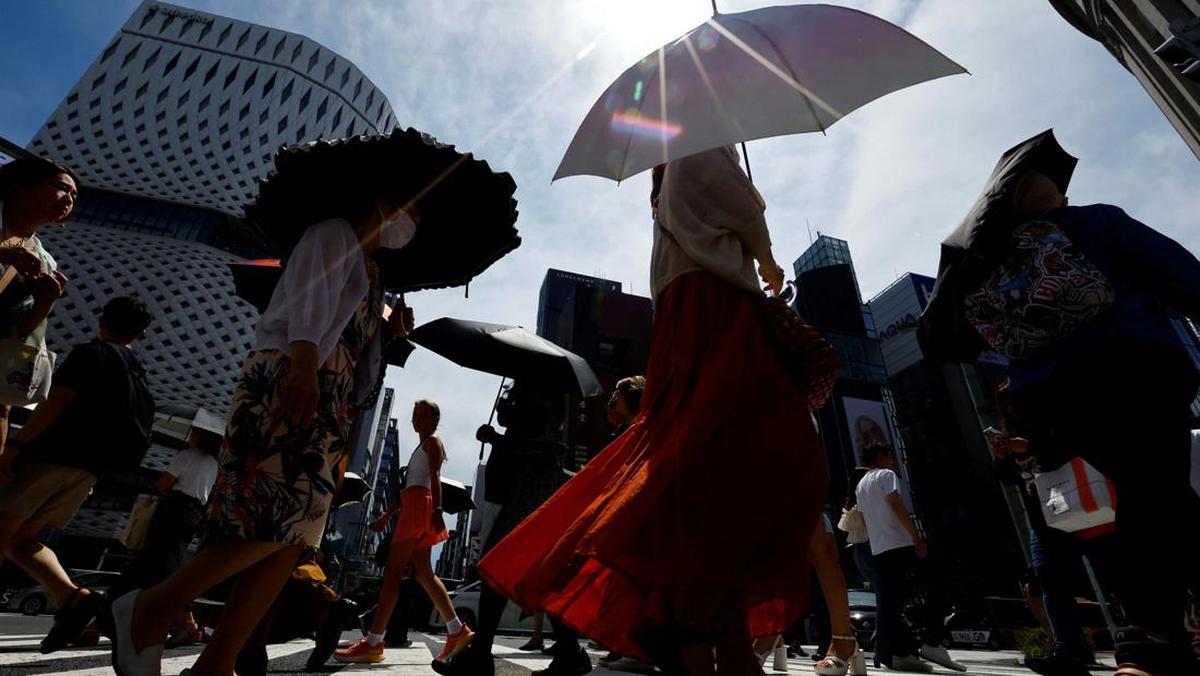 Pekerja di Tokyo Beralih ke Celana Pendek di Tengah Cuaca Panas