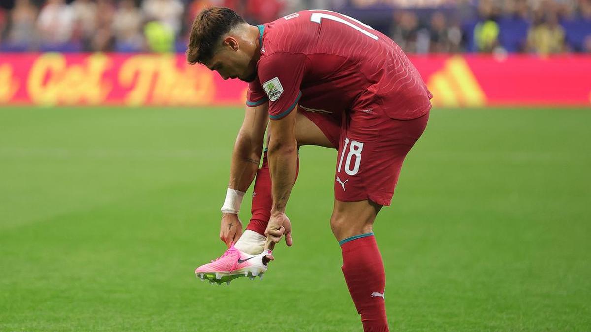 ---
Fenomena Sepatu Bolong Pedro Neto di Piala Dunia 2026 dan Deformitas Kaki yang Mengikutinya

---