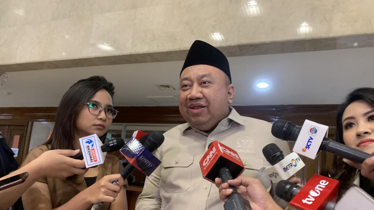 Usulan DPR Agar Semua Guru Honorer Menjadi PNS