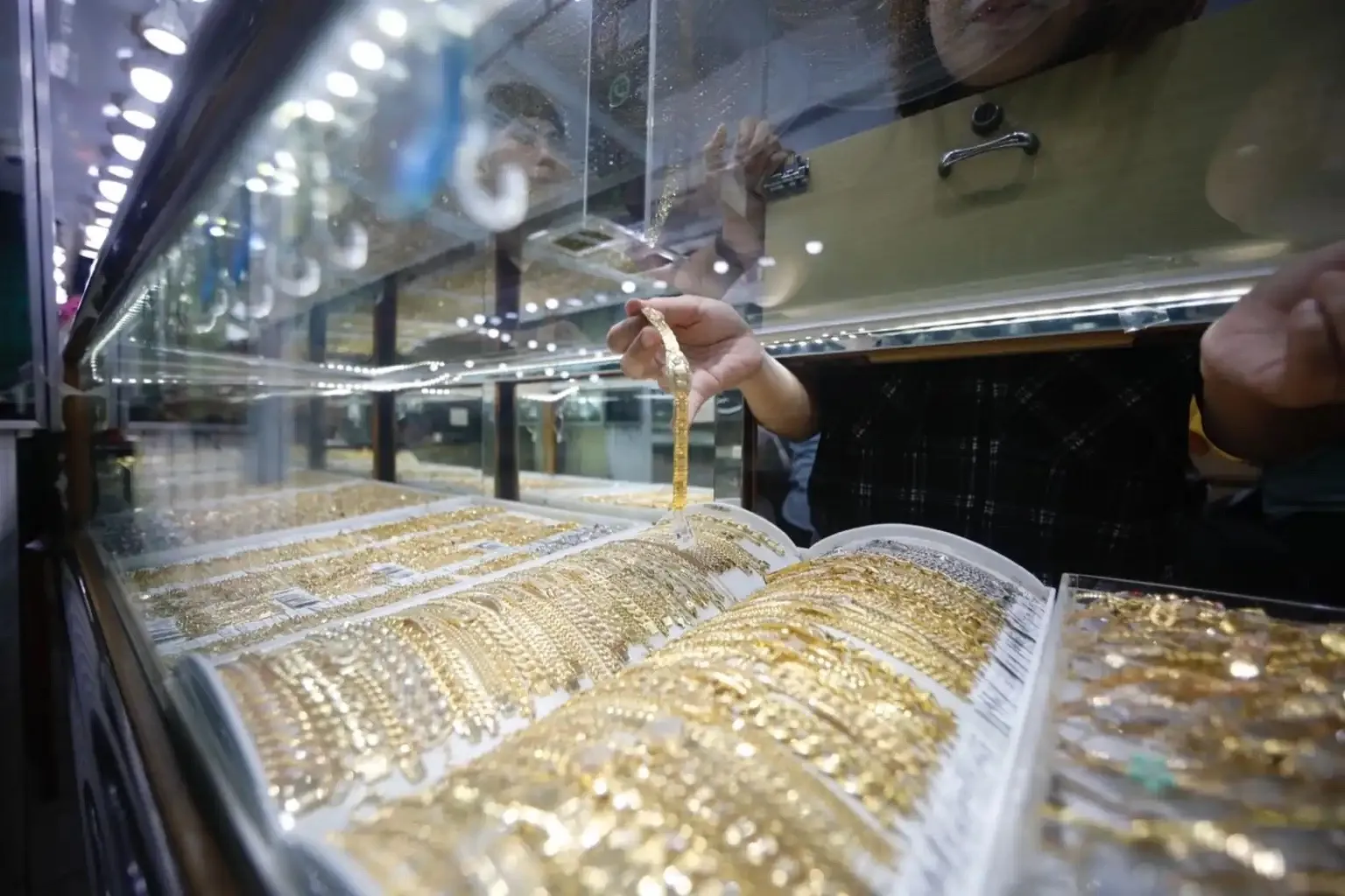 Harga Emas Tertekan, Pasar Tunggu Hasil Pertemuan AS-China