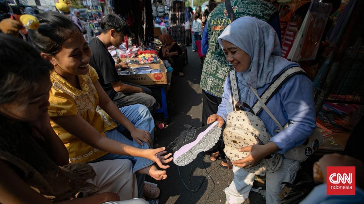 Masyarakat Berburu Perlengkapan Sekolah Jelang Tahun Ajaran Baru