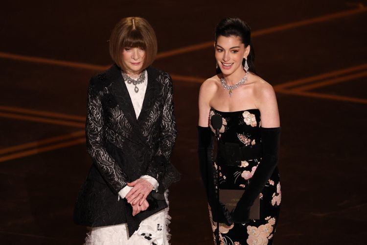 Penampilan Mempesona Anne Hathaway dan Anna Wintour di Panggung Oscar 2026