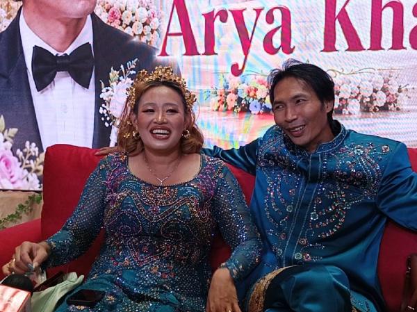 ---
Pernikahan Unik Pinkan Mambo dan Arya Khan di Mal Tanpa Makanan untuk Tamu

---