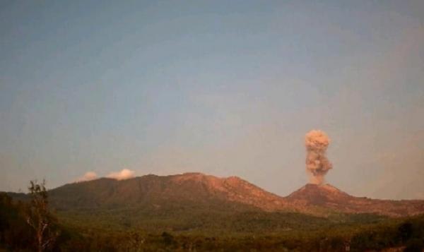 Erupsi Gunung Lewotobi Laki-Laki Muntahkan Abu Hingga 1,2 Kilometer