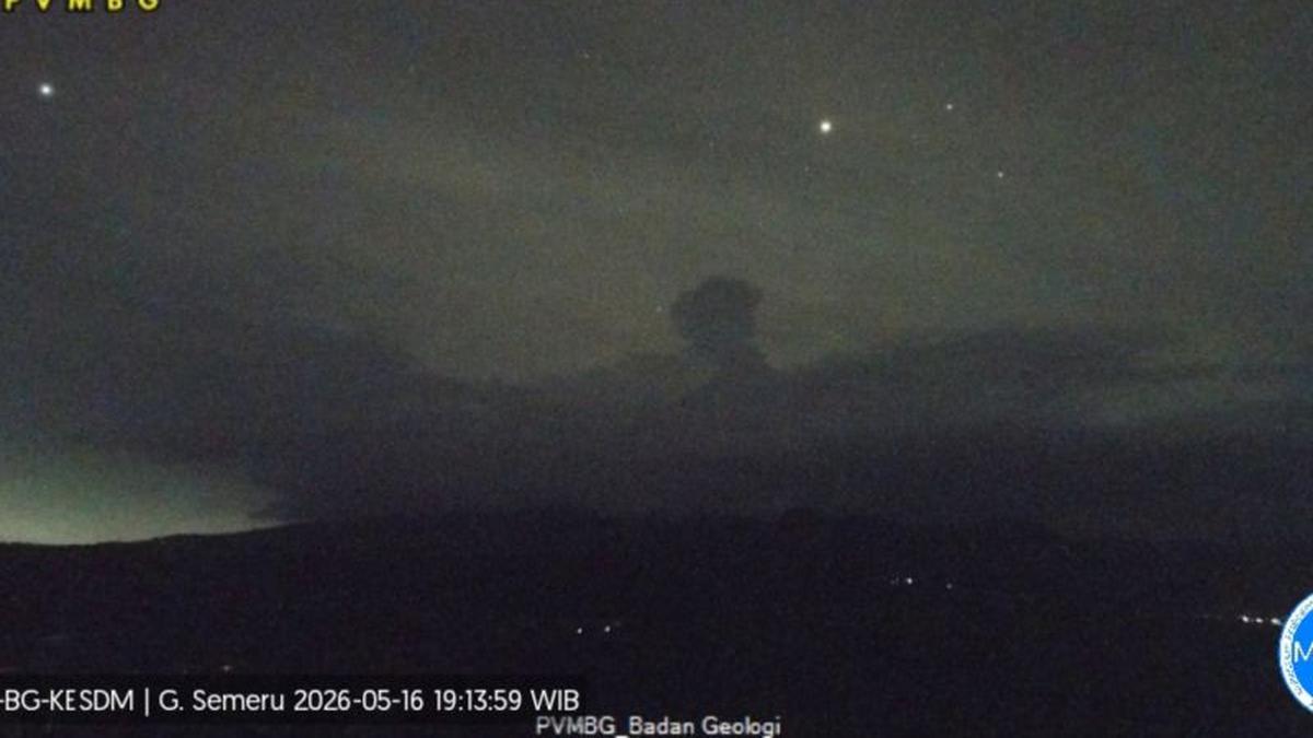 Dua Kali Erupsi, Gunung Semeru Memicu Peringatan Bahaya