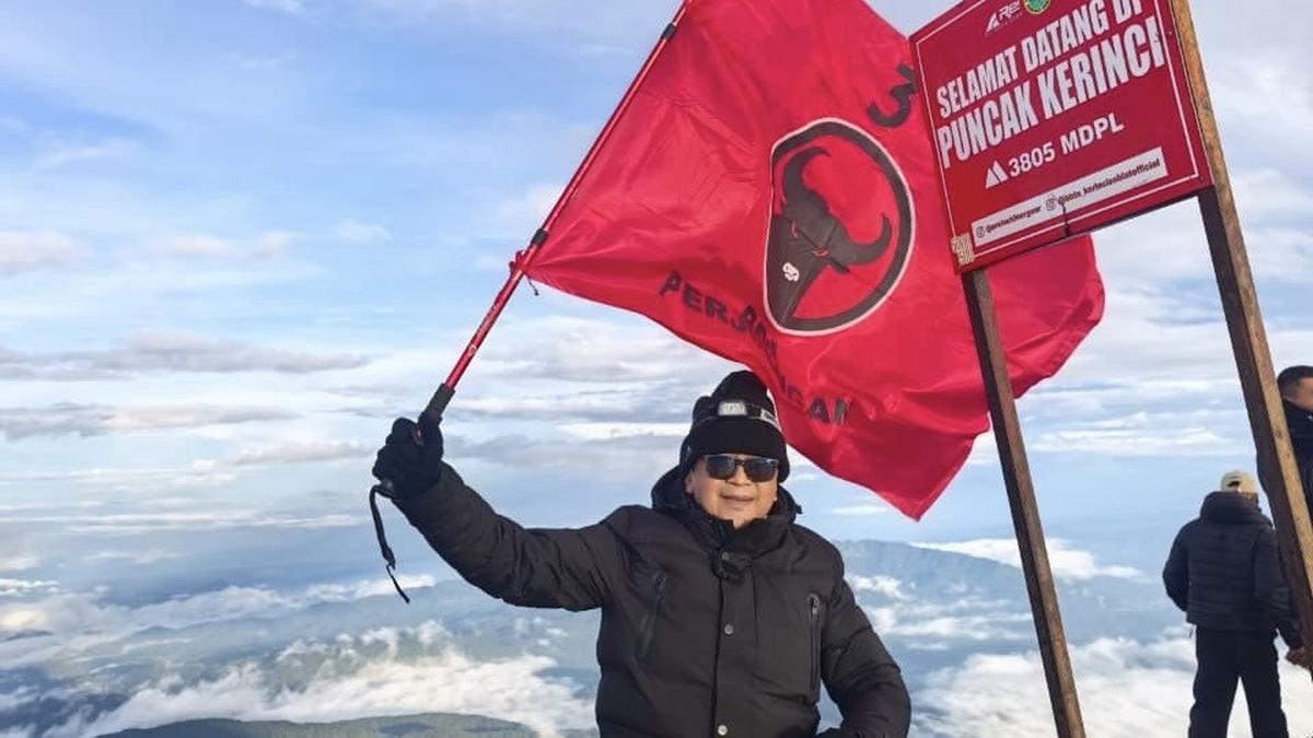 Hasto Sampaikan Pesan Inspiratif Usai Kibarkan Bendera PDIP di Puncak Gunung Kerinci
