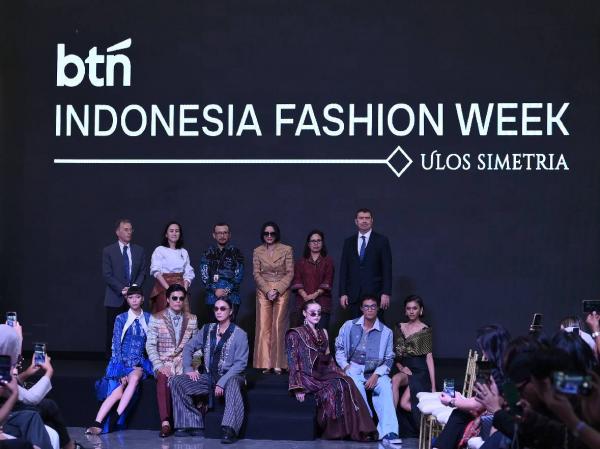 Ulos Sumatera Utara Jadi Sorotan di Indonesia Fashion Week 2026