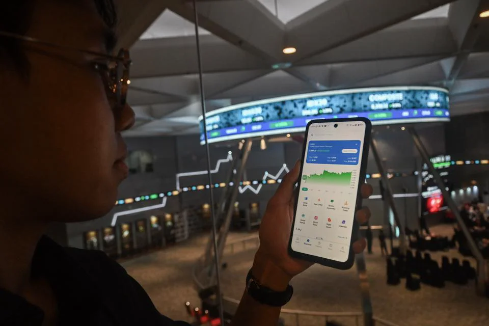 IHSG Tertekan Menjelang Pidato Prabowo, Rekomendasi Saham BBCA, DSSA, dan BMRI