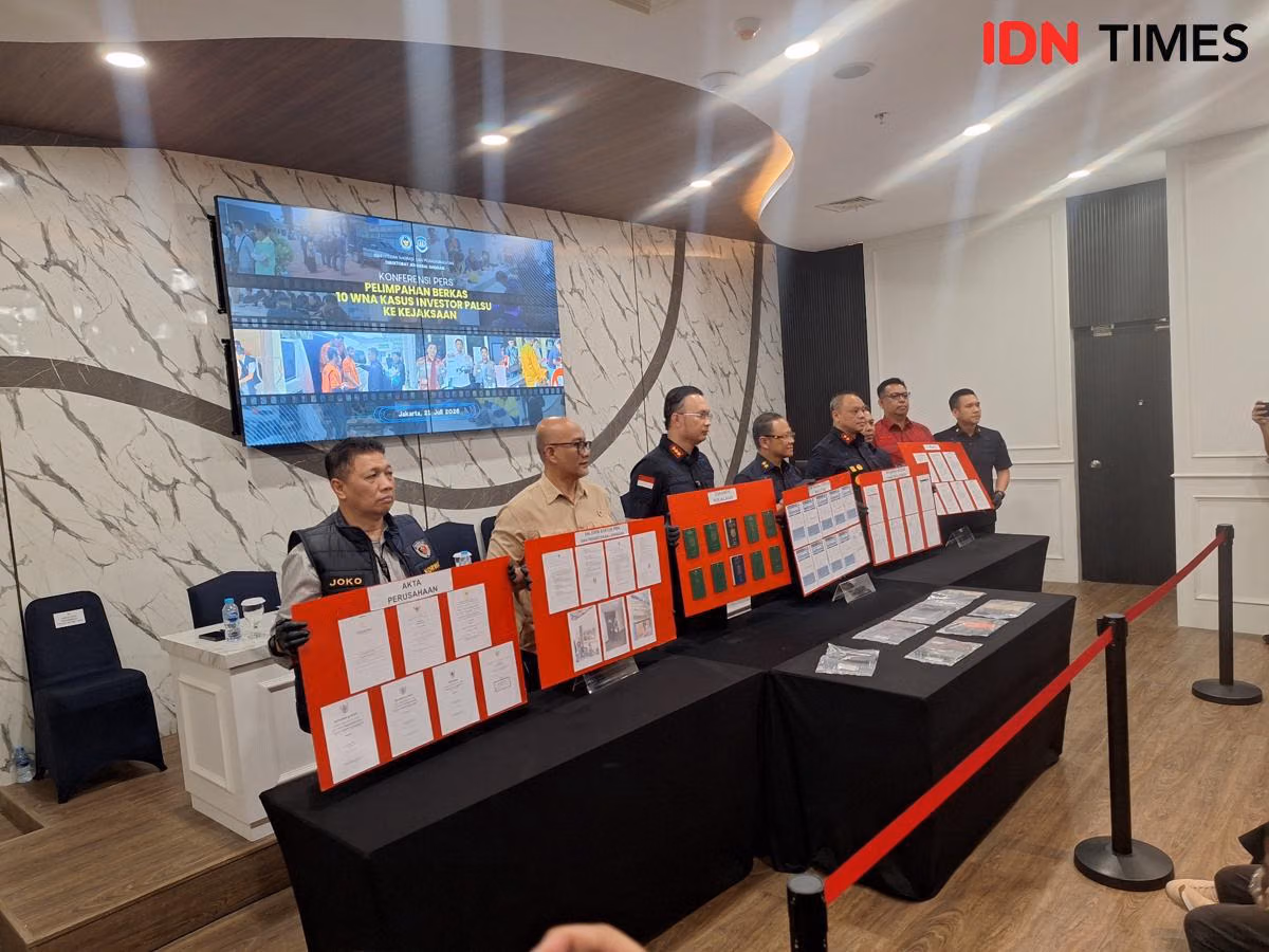 Imigrasi Serahkan 10 WNA Investor Palsu ke Kejaksaan
