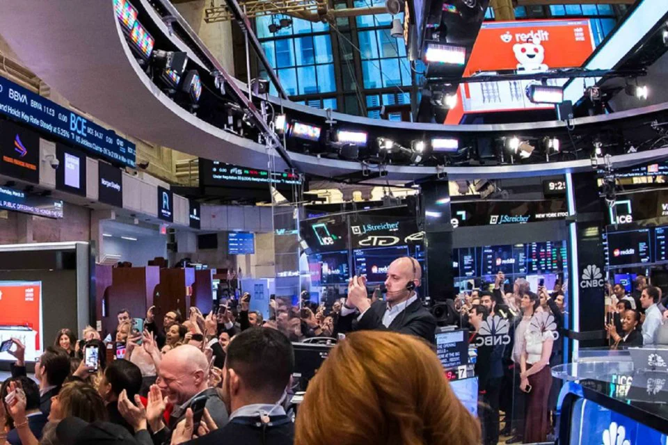 Penutupan Indeks Wall Street Mengalami Penurunan Setelah Peringatan Inflasi dari The Fed