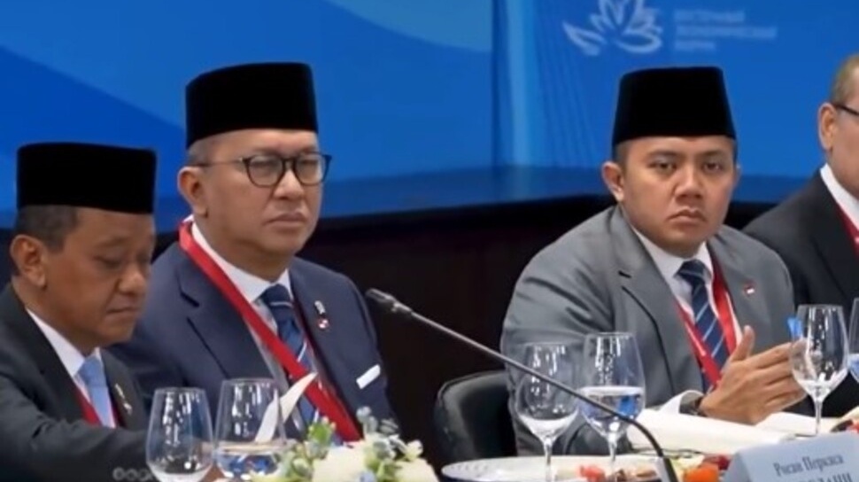Momen Viral Seskab Teddy Mainkan Pulpen Saat Pertemuan dengan Putin