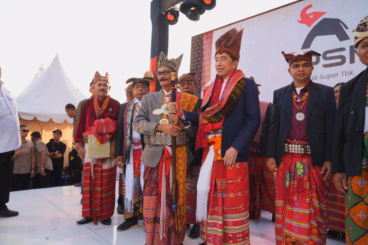 Jokowi Resmi Dinobatkan Sebagai Raja Timor, Diterima dengan Antusias oleh Warga NTT
