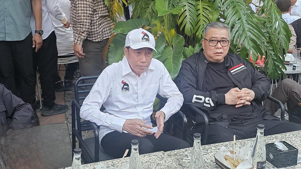 Jokowi Jelaskan Makna Kaus PSI yang Dikenakannya