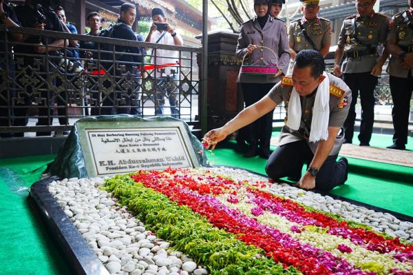---
Kapolri Menghormati Gus Dur dengan Ziarah di Jombang Menjelang Hari Bhayangkara ke-80

---