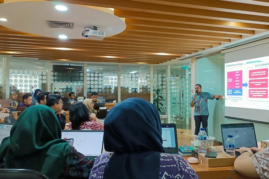 Seorang dosen sedang mengajar di depan mahasiswa di salah satu kampus di Jakarta, 20 Juni 2023. Shutterstock