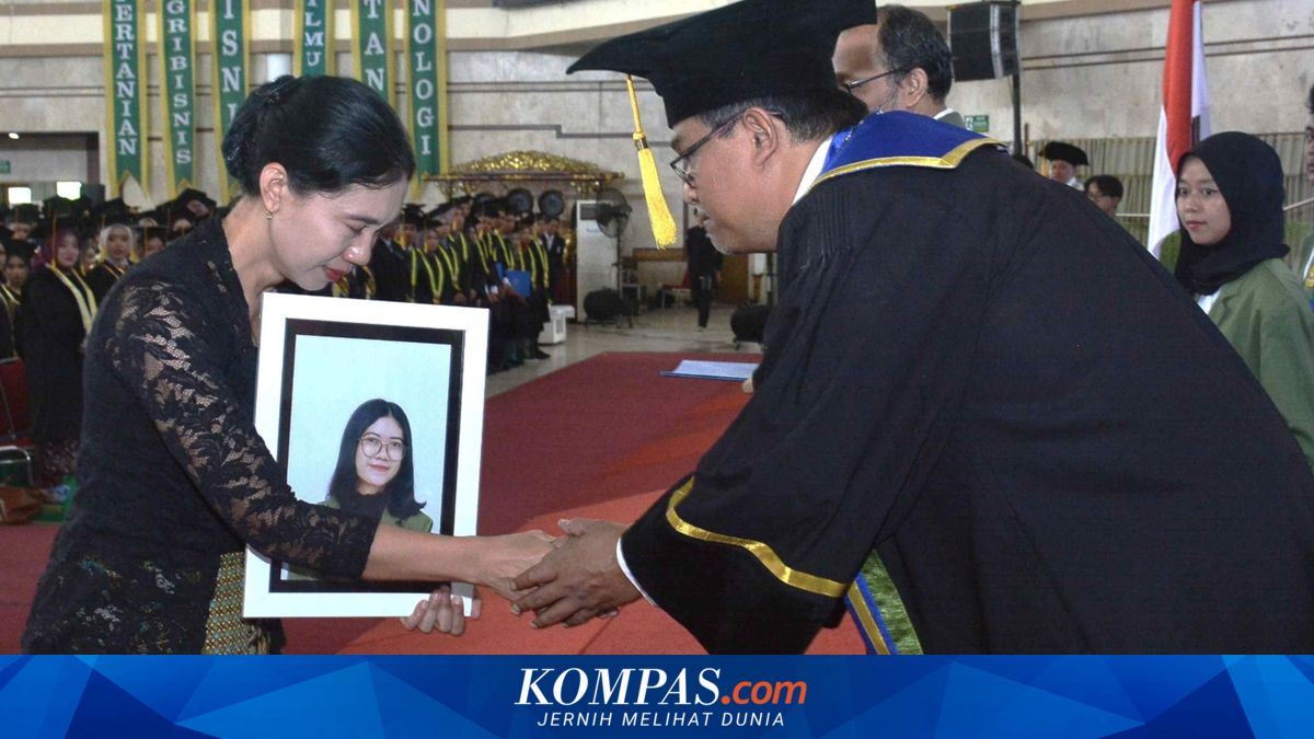 Kisah Haru Ibu Menggantikan Wisuda Anak yang Telah Tiada di UPN Yogyakarta