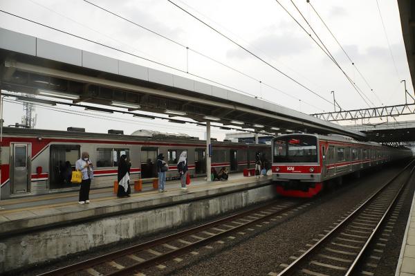 Keterlambatan KRL Lintas Tangerang Akibat Kebakaran Dekat Stasiun Rawa Buaya-Batuceper