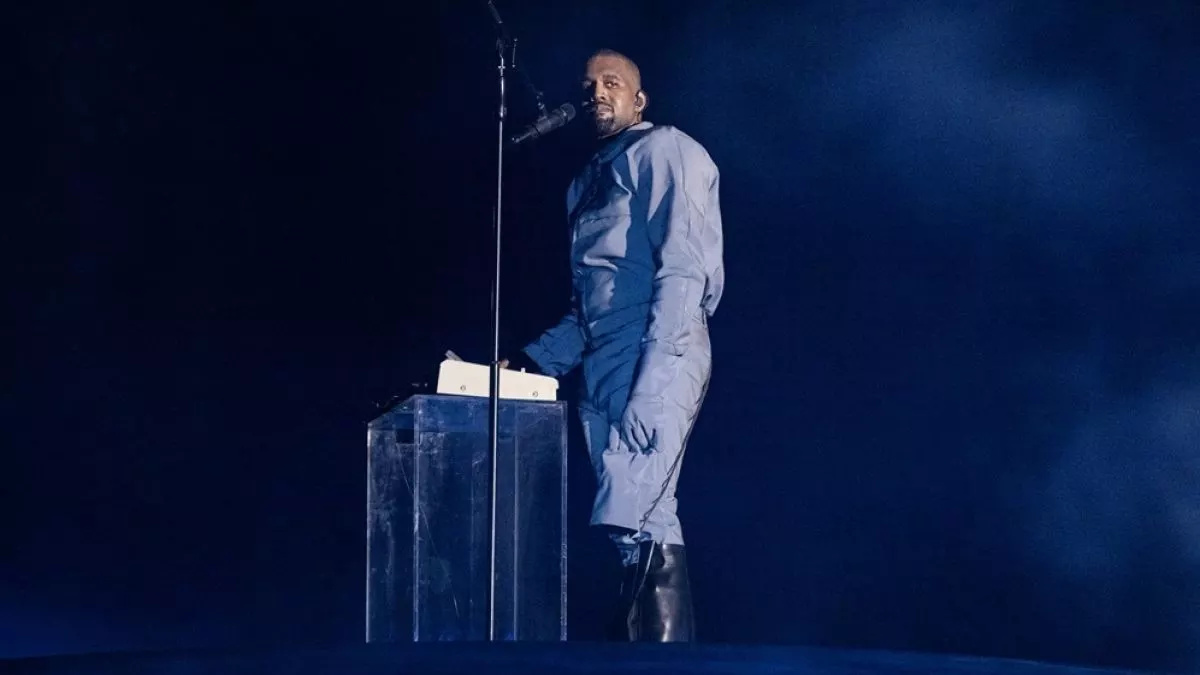 Kanye West alias Ye menghadirkan pertunjukan visual megah dalam konser perdananya di Indonesia yang digelar di Stadion Utama Gelora Bung Karno (SUGBK), Senayan, Jakarta Pusat, Sabtu (24/10/2026). [Credit: Raw Vision Collective]
