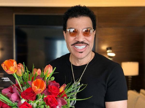 ---
Lionel Richie Dilarikan ke Rumah Sakit Saat Konser, Kondisinya Mengkhawatirkan

---